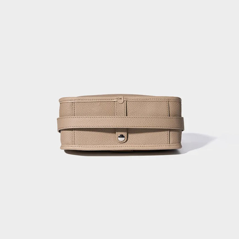 Sac à main cuir marron porté épaule