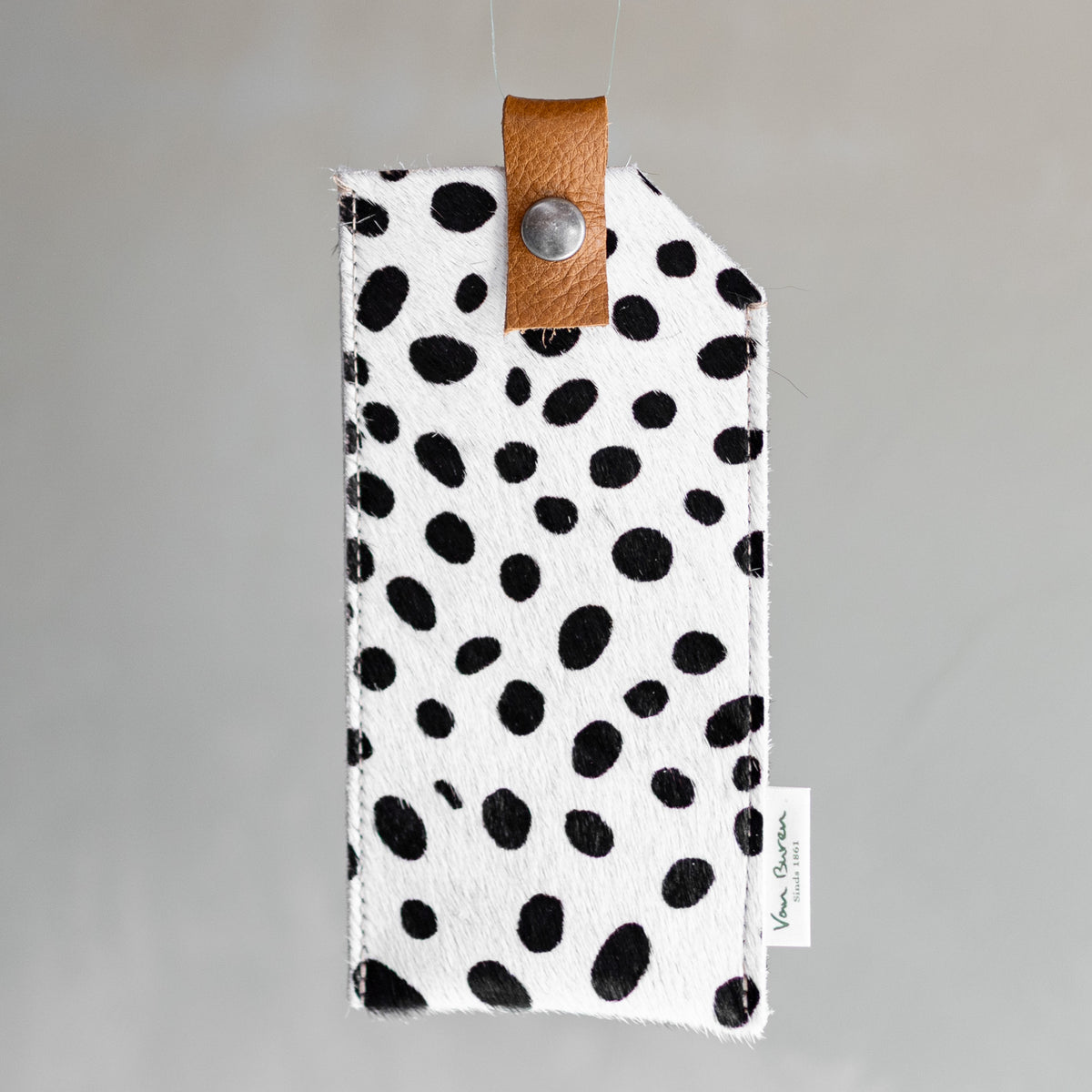 Étui à lunettes en peau de vache dalmatien, vu de face, rabat à pression