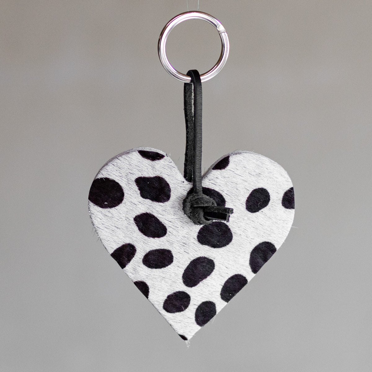 Porte-clés cœur en peau de vache dalmatien, revers du cœur et lacet en cuir