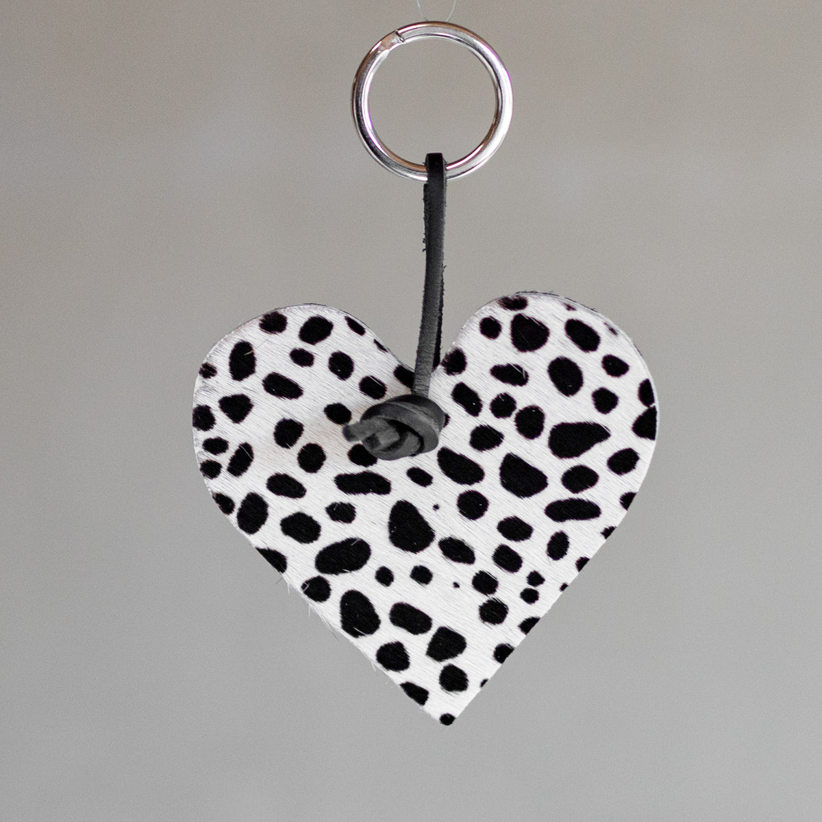 Porte-clés cœur en peau de vache mini dalmatien, revers du cœur et lacet en cuir