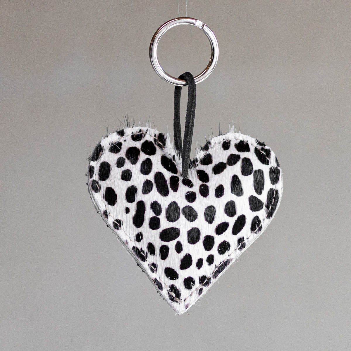 Porte-clés cœur rembourré en peau de vache mini dalmatien, vu de face