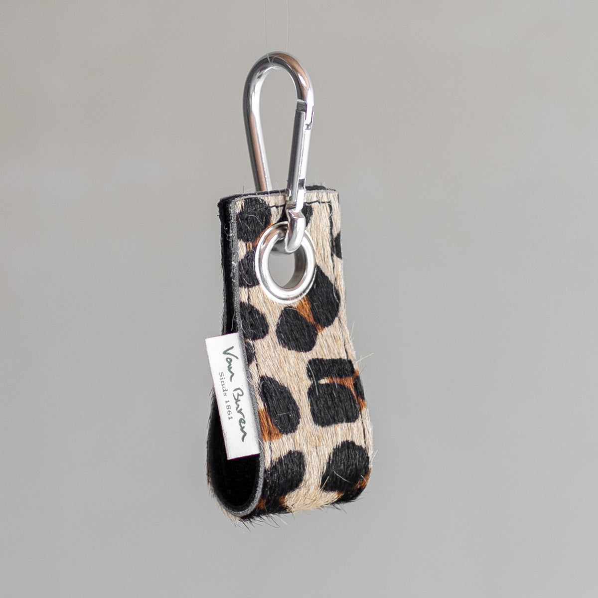 Porte-clés en peau de vache léopard, vu de profil