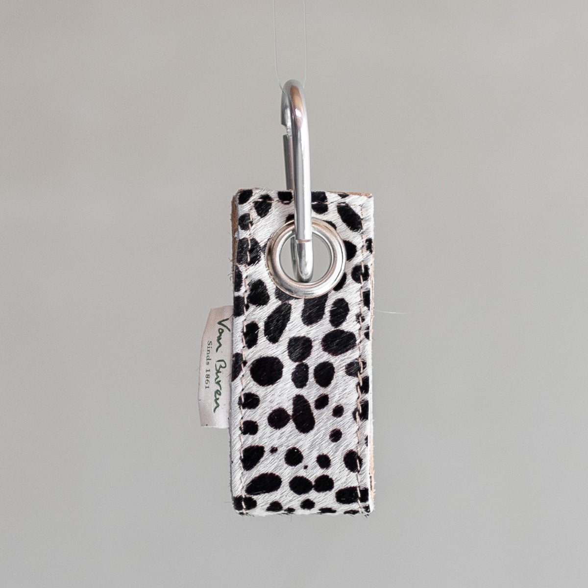 Porte-clés en peau de vache mini dalmatien, vu de face avec mousqueton et anneau