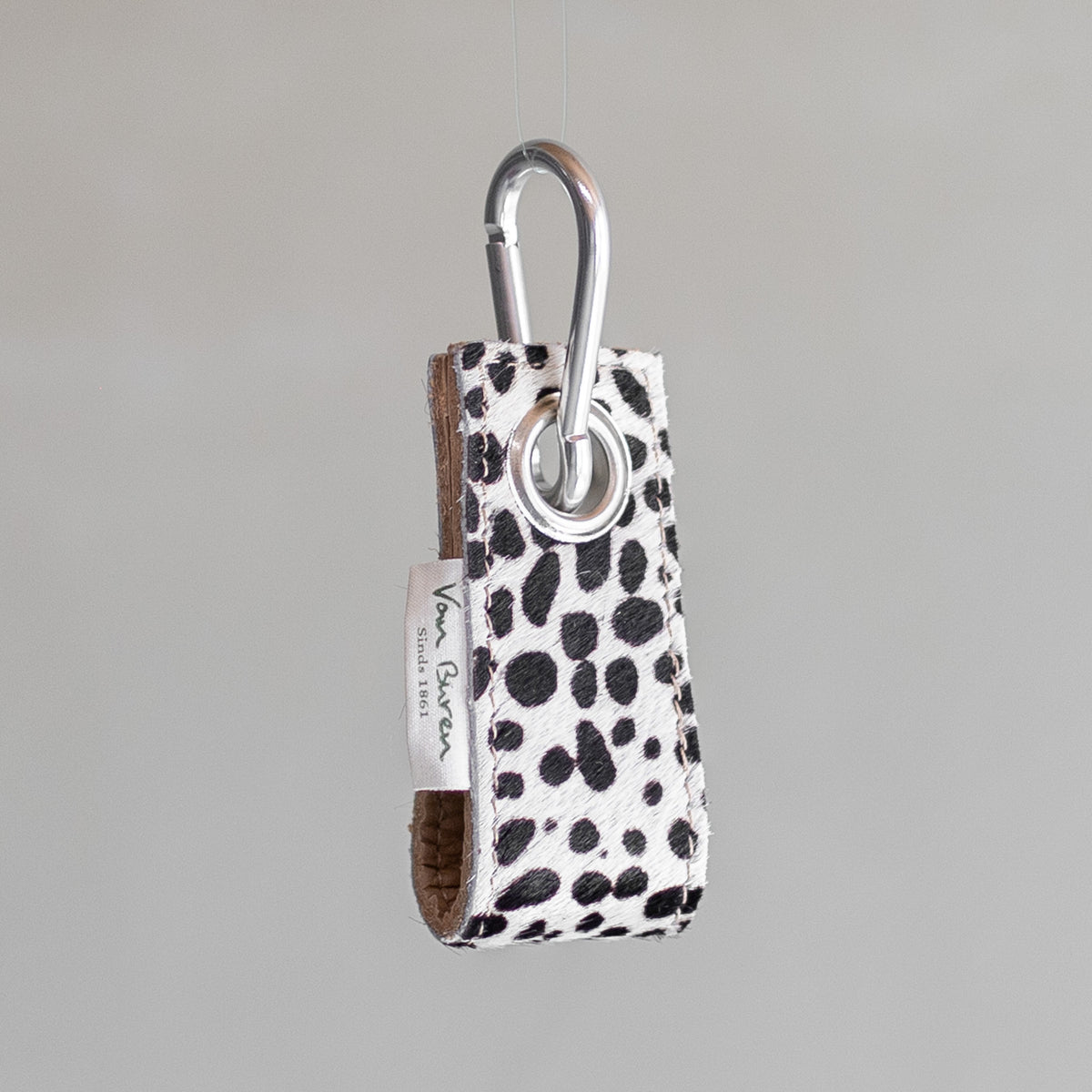 Porte-clés en peau de vache mini dalmatien, vu de profil