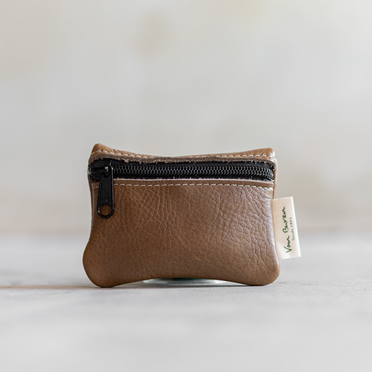 Porte-monnaie zippé en cuir sable, vu de face, fermeture éclair