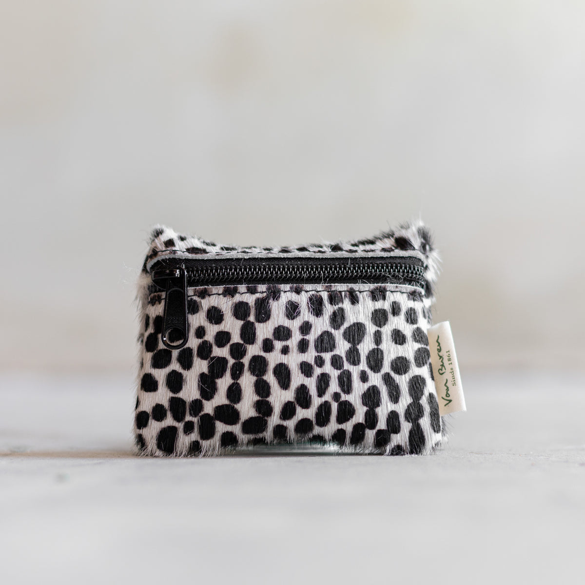 Porte-monnaie zippé en peau de vache mini dalmatien, vu de face, fermeture éclair