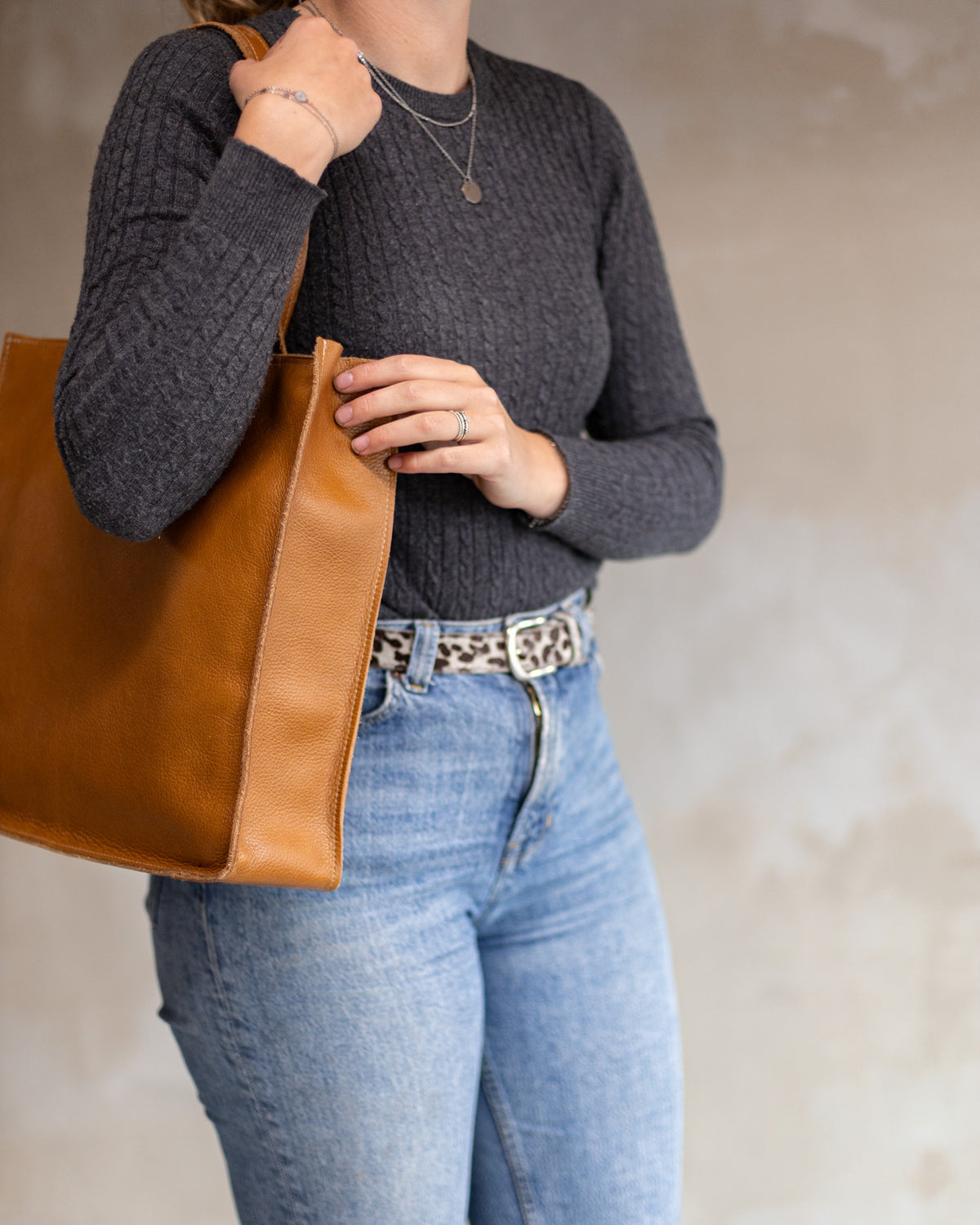 Sac à main cabas en cuir cognac, porté à l'épaule