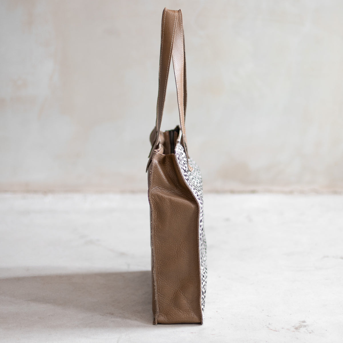 Sac à main cabas en cuir et peau de vache mini dalmatien, vu de profil
