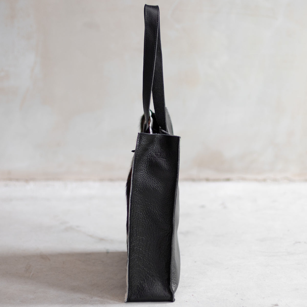 Sac à main cabas en cuir et peau de vache tricolore, vu de profil