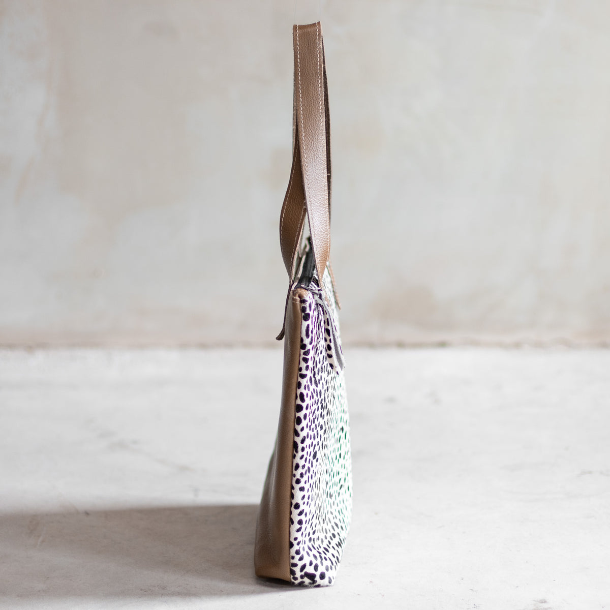 Sac à main épaule zippé en cuir et peau de vache mini dalmatien, vu de profil