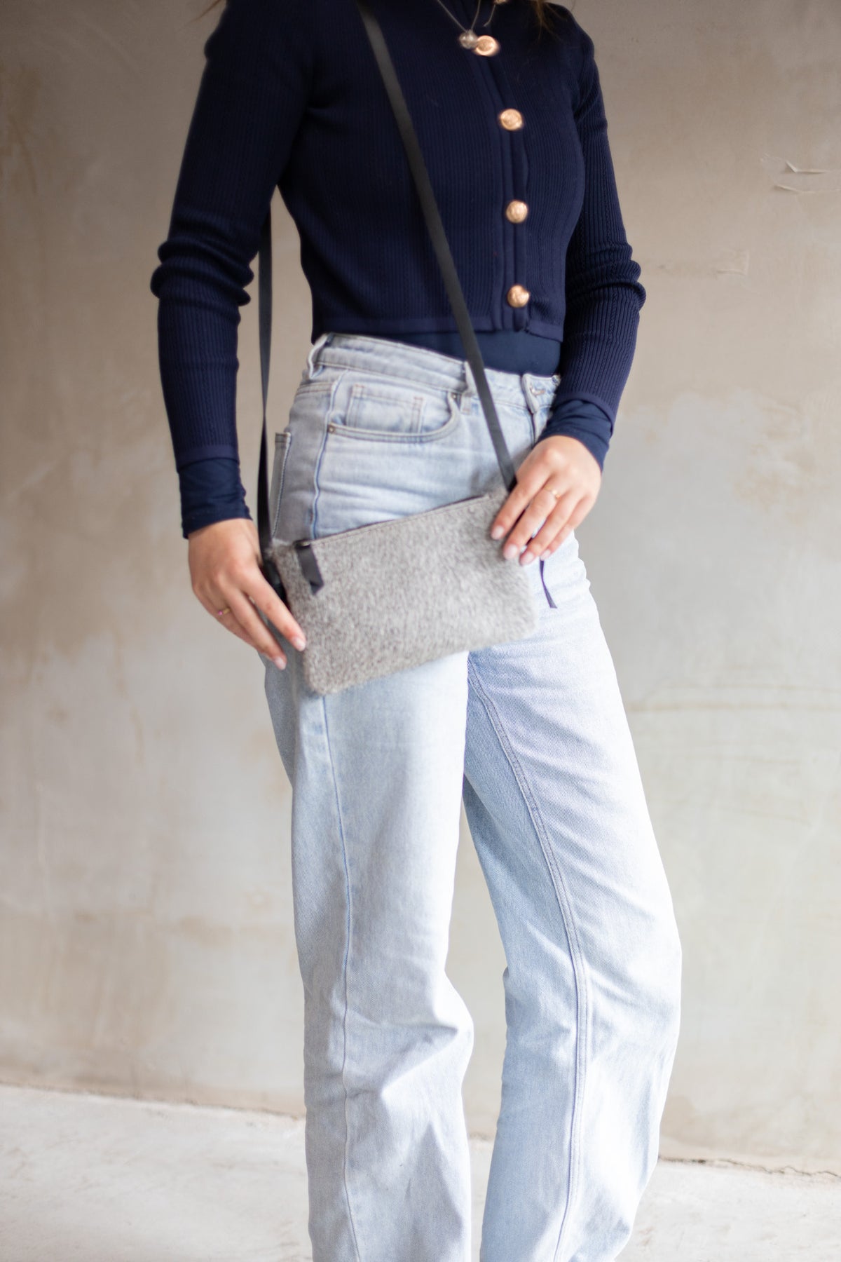 Sac à main pochette bandoulière en peau de vache grise, portée en bandoulière, silhouette en pied