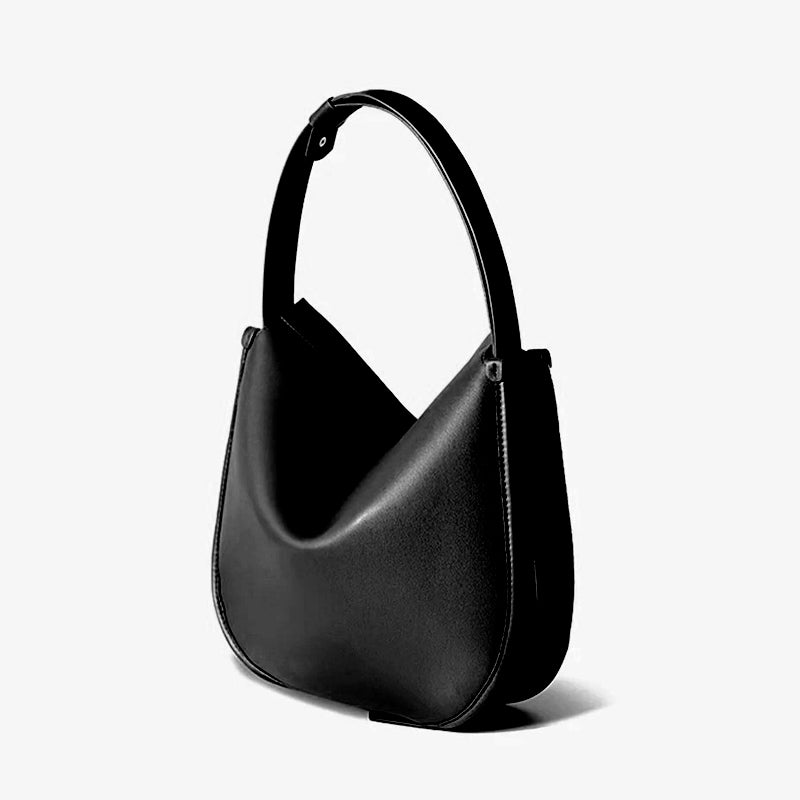 Sac à main cuir noir porté épaule