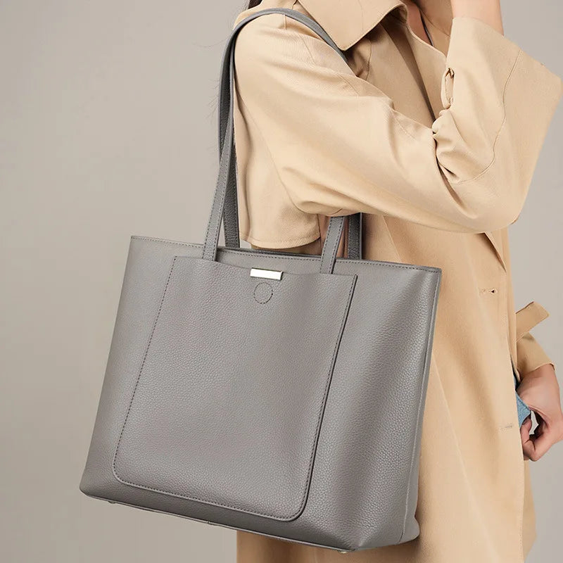 Sac à main cuir souple gris moderne