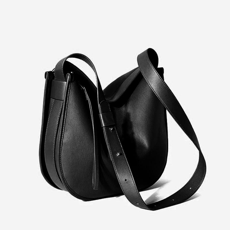 Sac à main cuir noir porté épaule