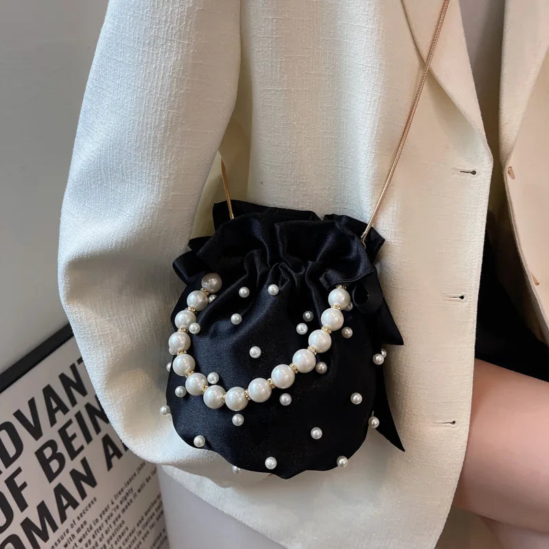 Sac à main seau noir avec perle blanche