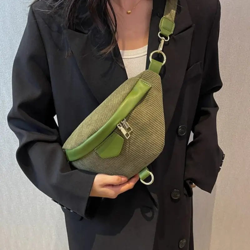 Sac à main banane velours vert pratique