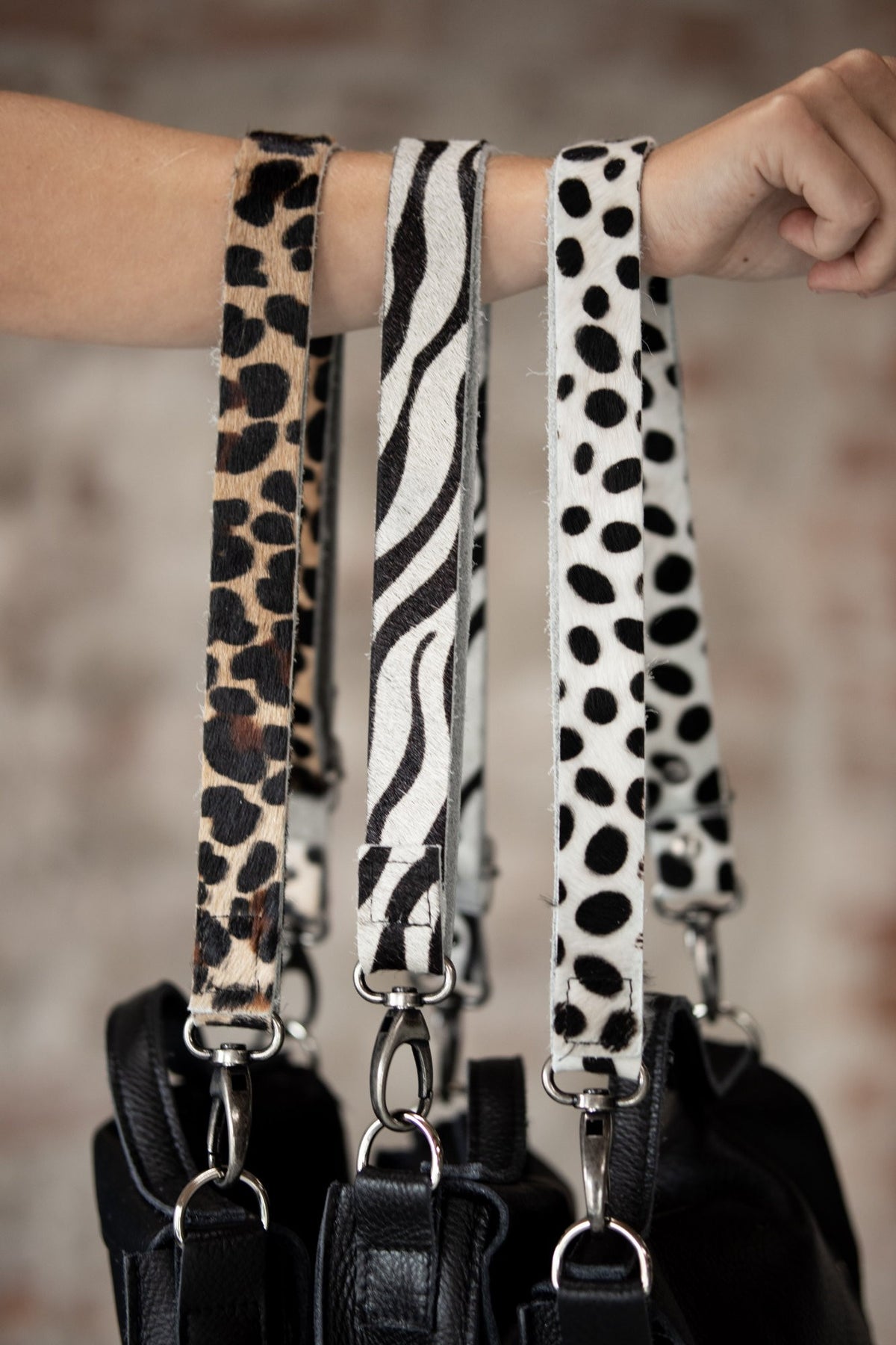 Bandoulière de sac à main imprimé dalmatien, trois bandoulières imprimées léopard, zèbre et dalmatien tenues à la main
