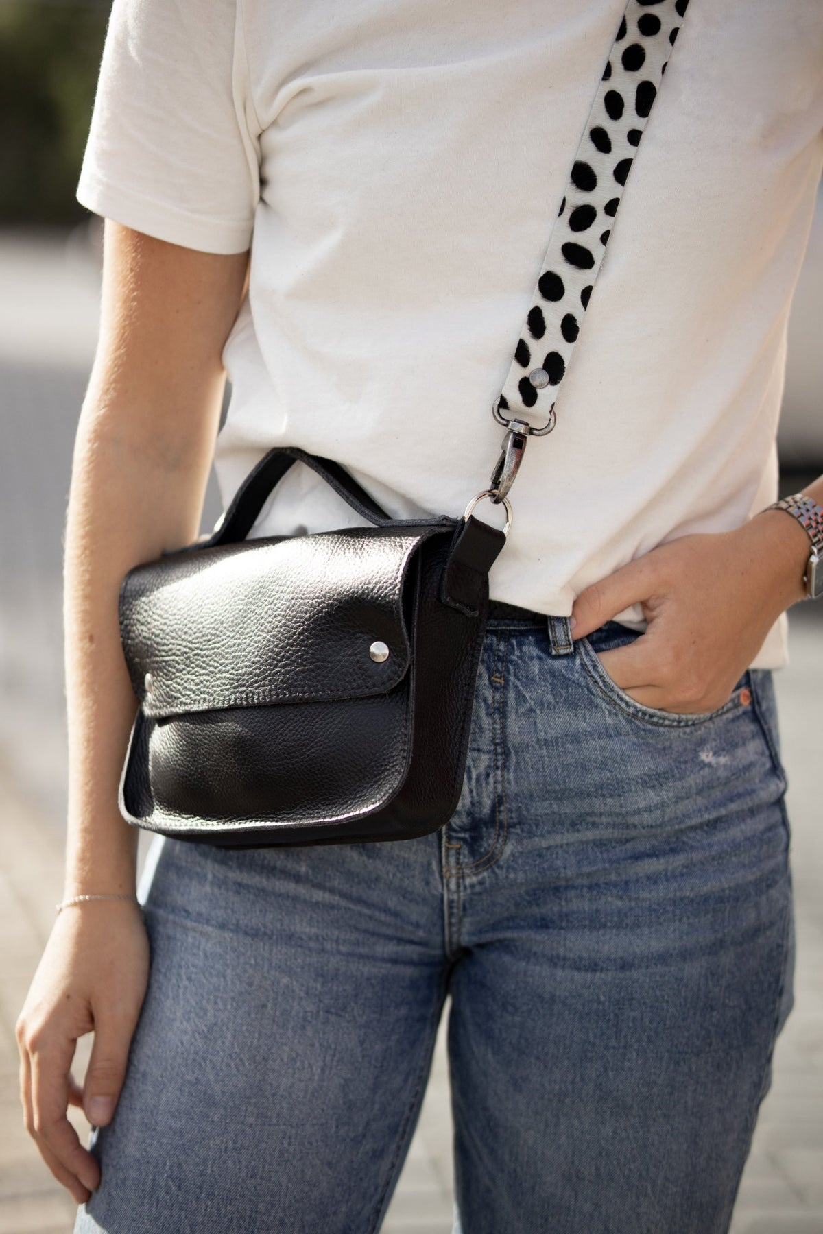 Bandoulière de sac à main imprimé léopard, bandoulière léopard portée sur un petit sac en cuir noir