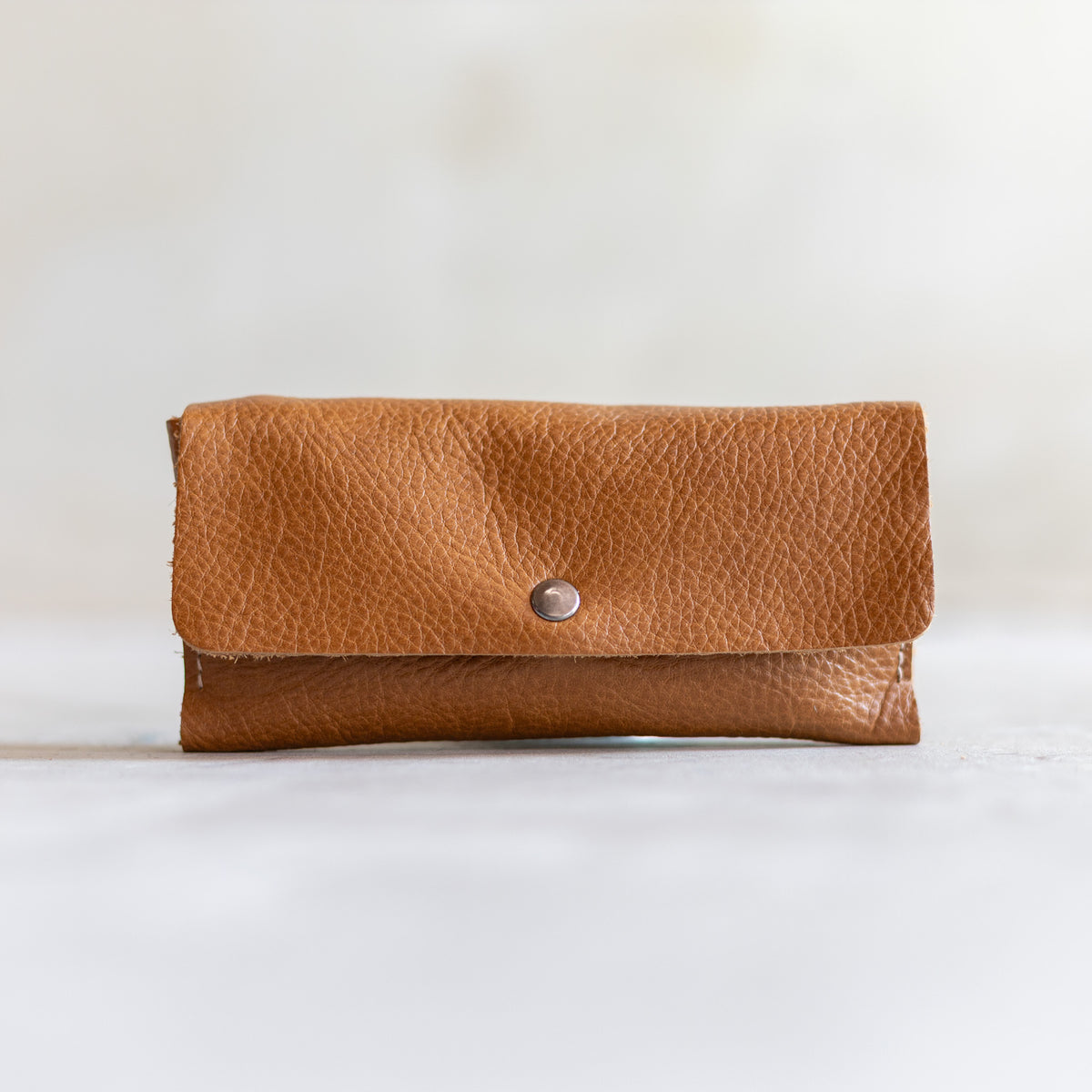Étui à lunettes aimanté en cuir cognac, vu de face, fermeture aimantée