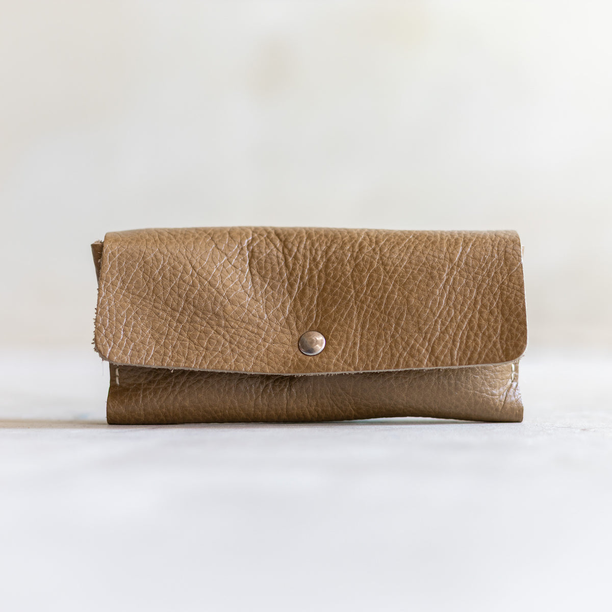 Étui à lunettes aimanté en cuir sable, vu de face, fermeture aimantée