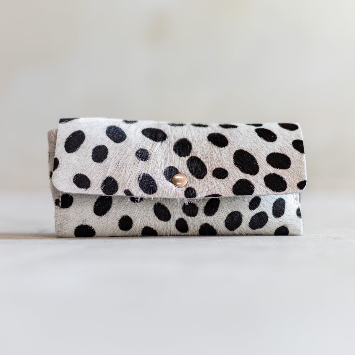 Étui à lunettes aimanté en peau de vache dalmatien, vu de face, fermeture aimantée
