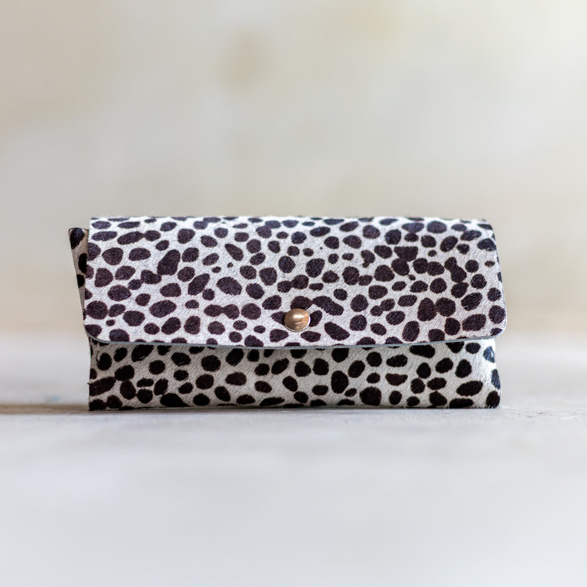 Étui à lunettes aimanté en peau de vache mini dalmatien, vu de face, fermeture aimantée