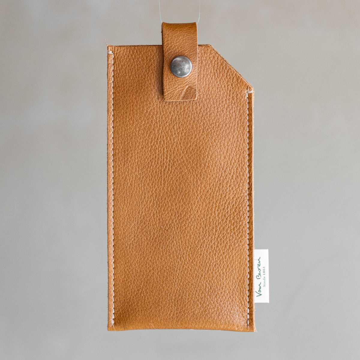 Étui à lunettes en cuir cognac, vu de face, rabat à pression