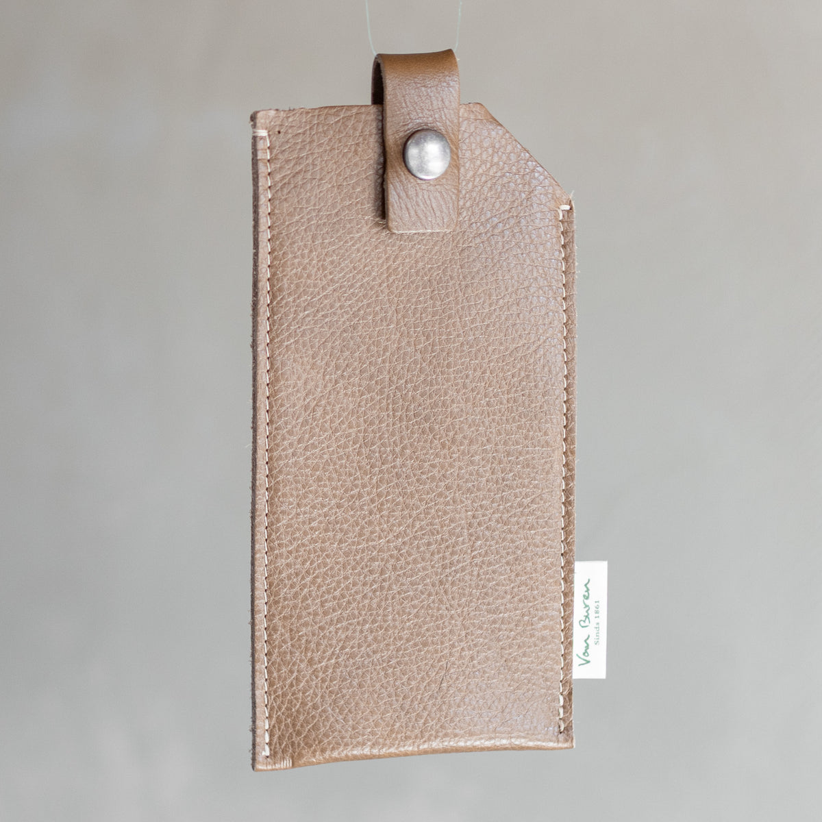 Étui à lunettes en cuir sable, vu de face, rabat à pression