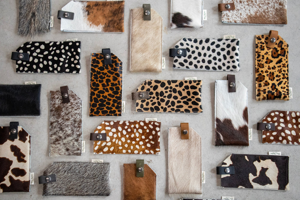 Étui à lunettes en peau de vache dalmatien, étuis à lunettes de différents motifs posés à plat