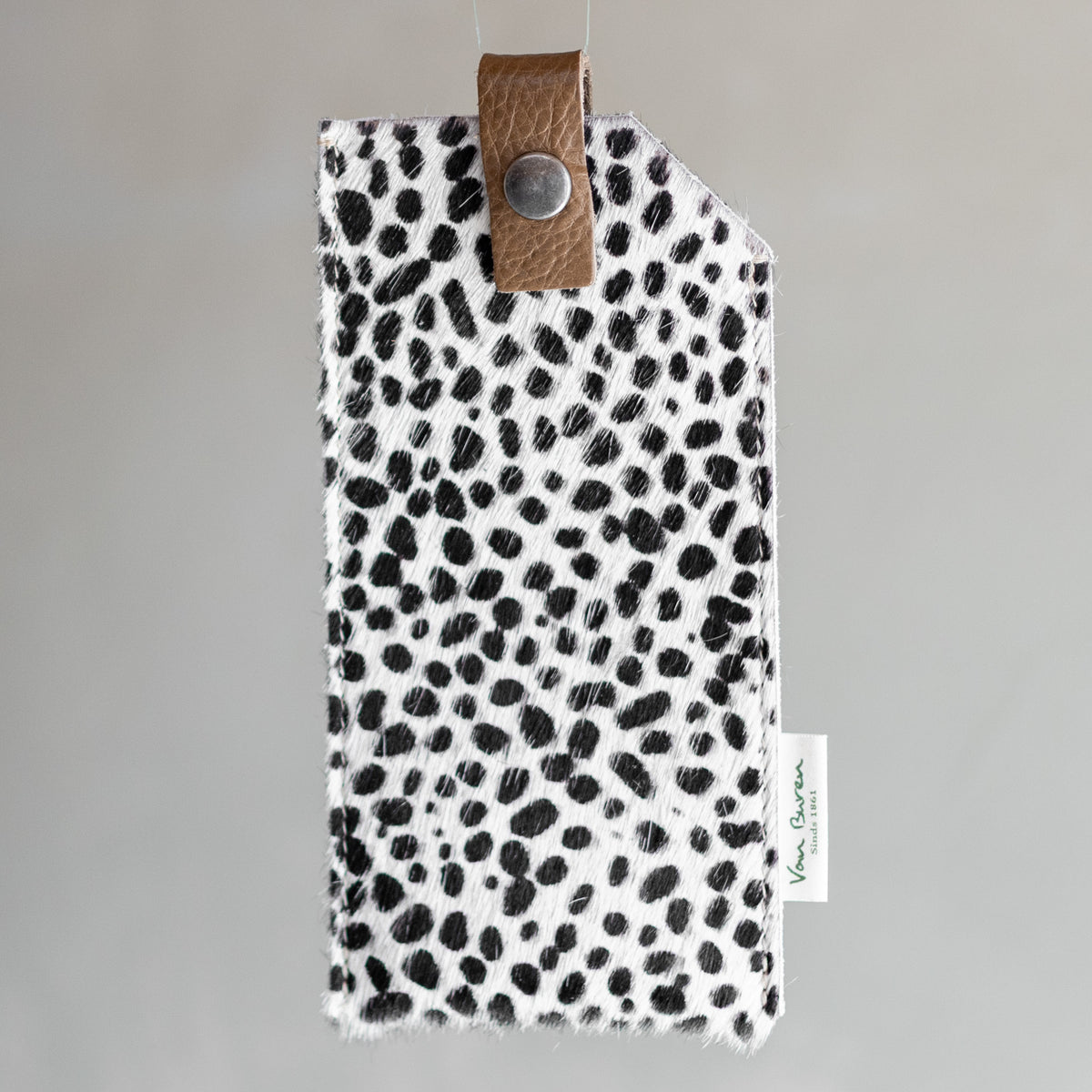 Étui à lunettes en peau de vache mini dalmatien, vu de face, rabat à pression