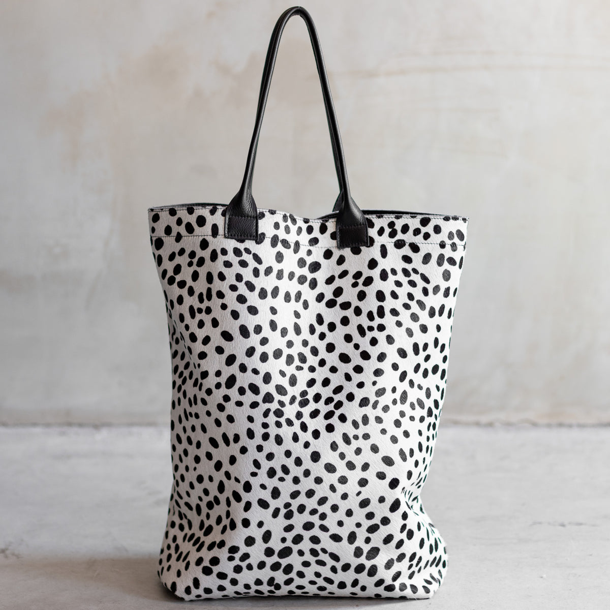 Grand sac à main cabas en peau de vache dalmatien, vu de face