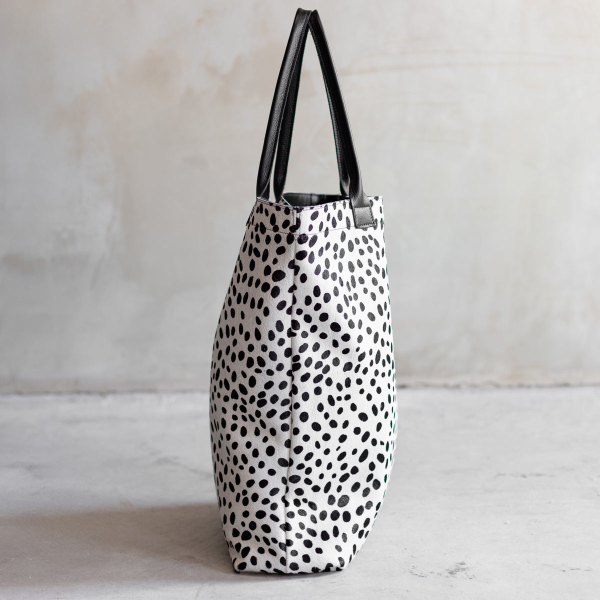 Grand sac à main cabas en peau de vache dalmatien, vu de profil