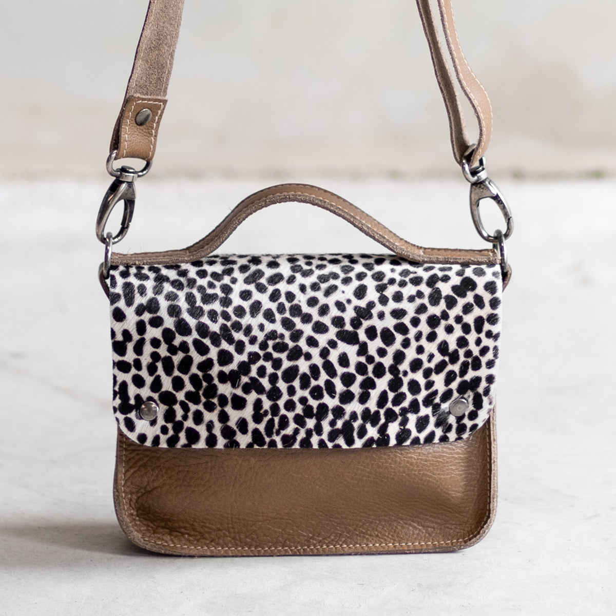 Petit sac à main bandoulière en cuir sable et rabat mini dalmatien, vu de face, rabat mini dalmatien