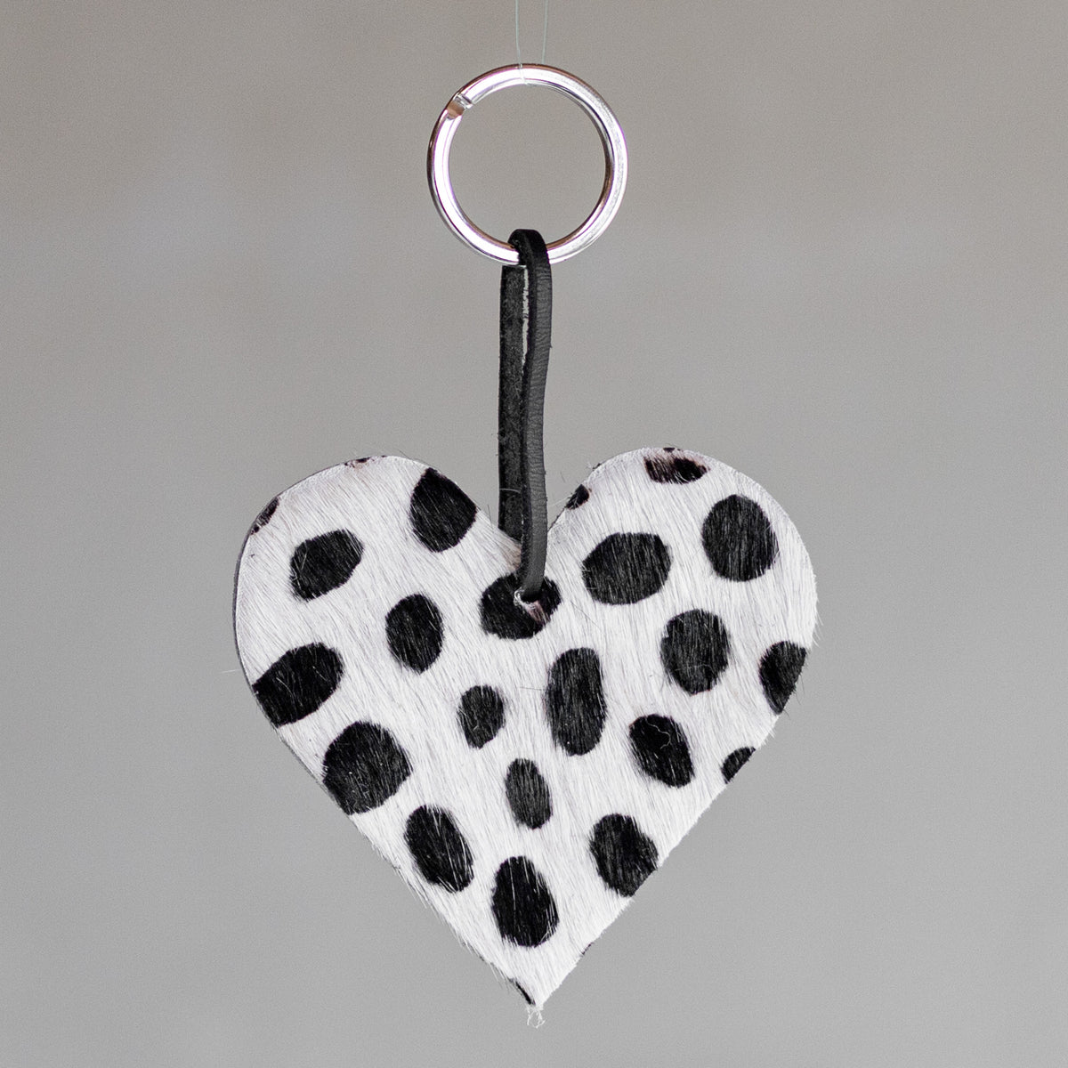 Porte-clés cœur en peau de vache dalmatien, vu de face