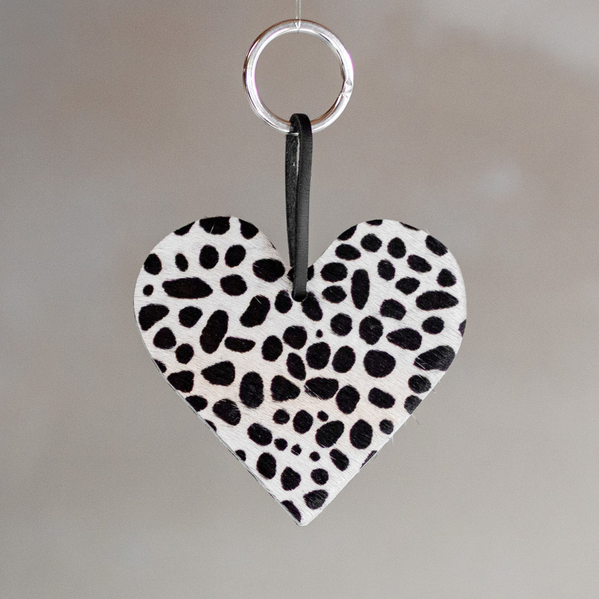 Porte-clés cœur en peau de vache mini dalmatien, vu de face