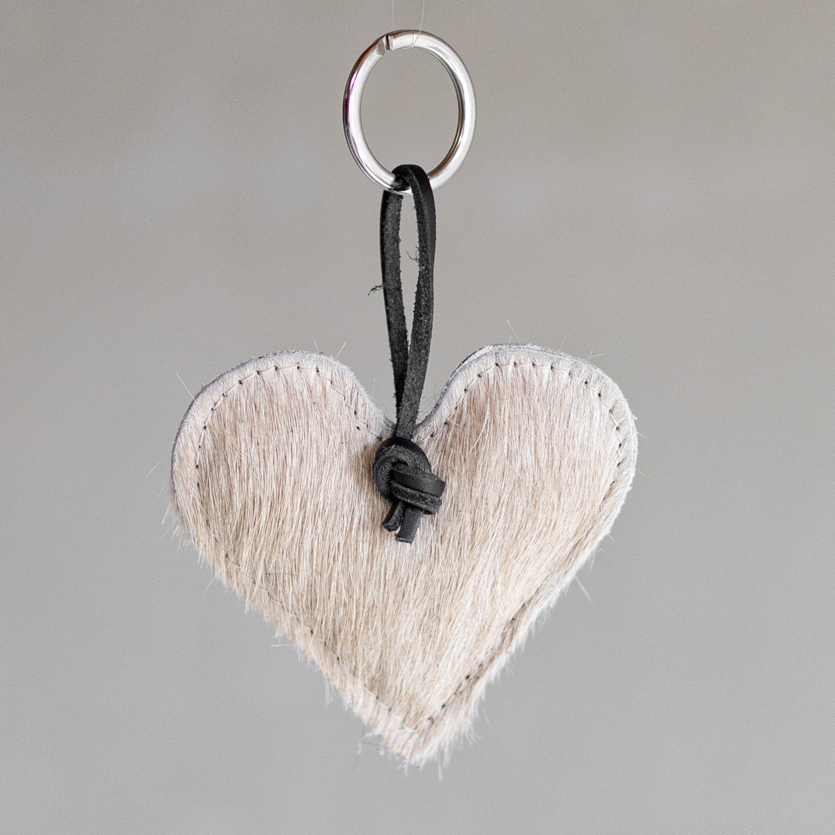 Porte-clés cœur rembourré en peau de vache crème, revers du cœur rembourré