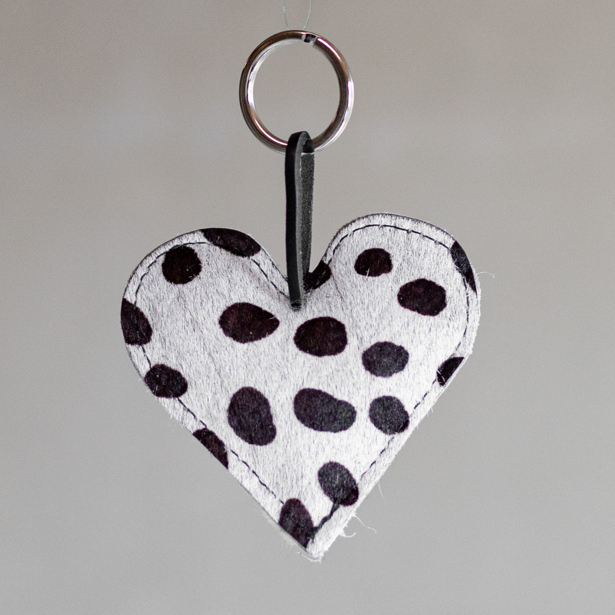 Porte-clés cœur rembourré en peau de vache dalmatien, vu de face