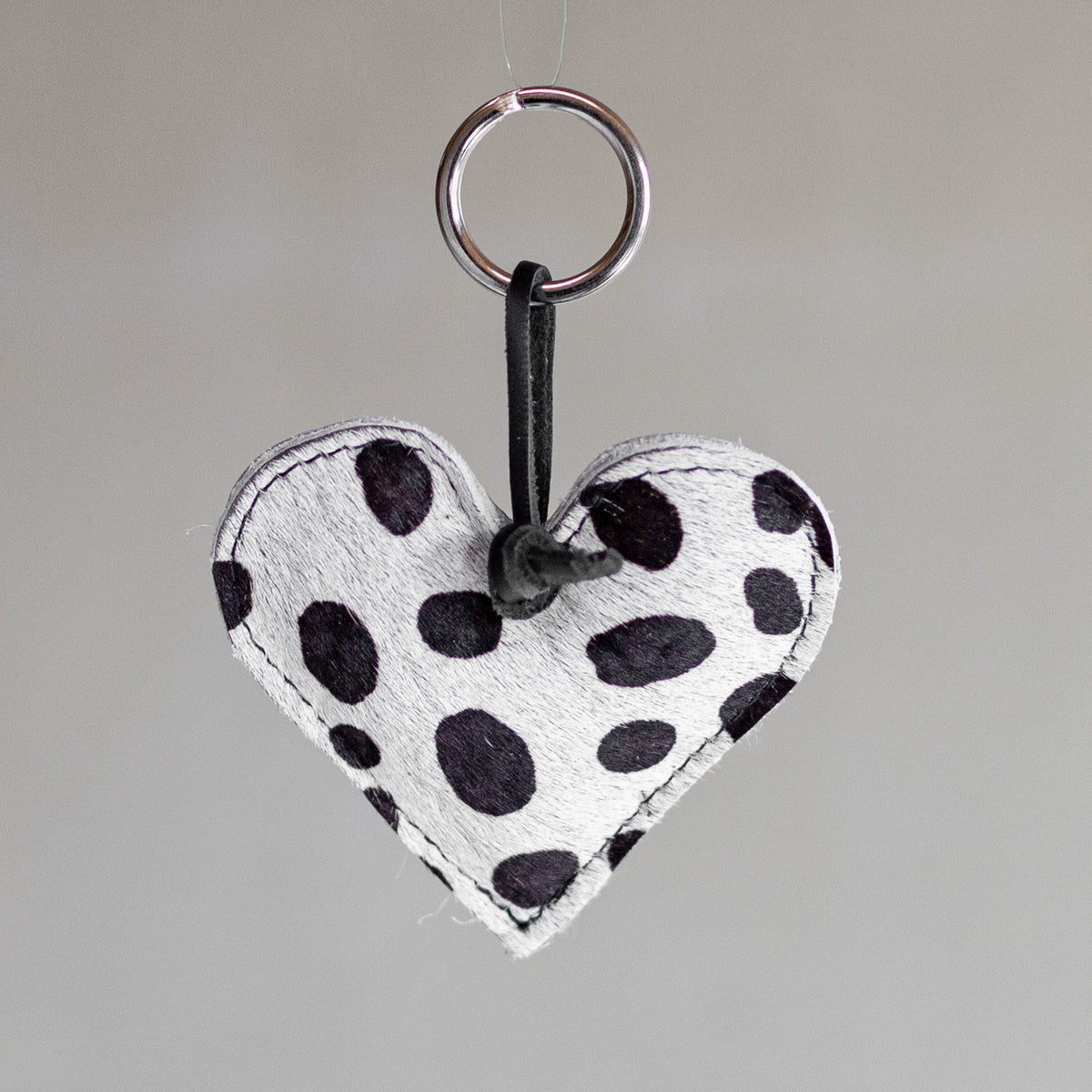 Porte-clés cœur rembourré en peau de vache dalmatien, revers du cœur rembourré