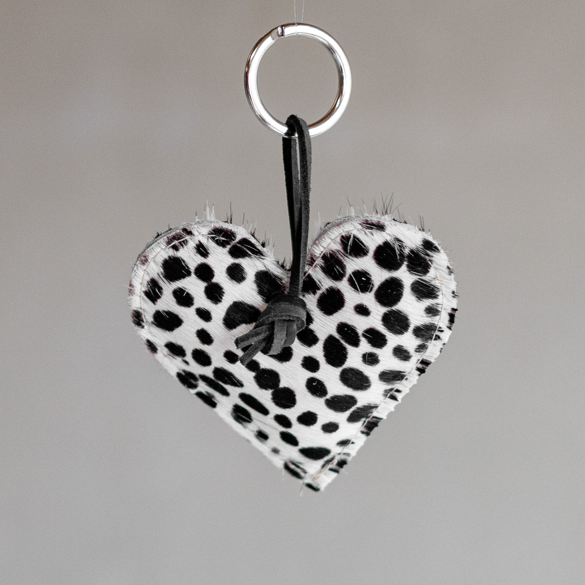Porte-clés cœur rembourré en peau de vache mini dalmatien, revers du cœur rembourré