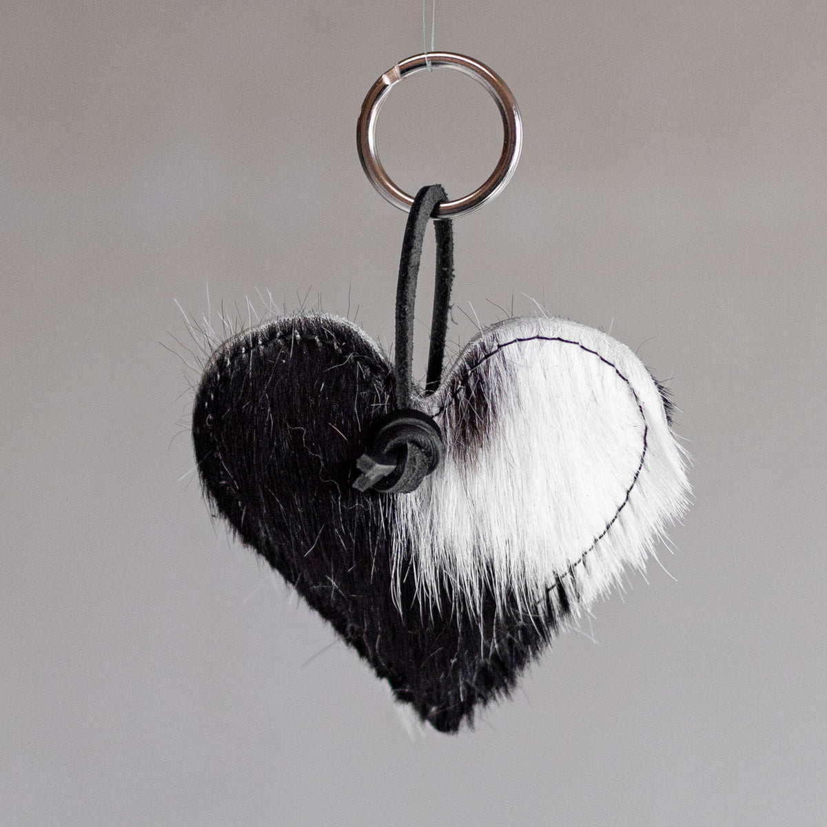 Porte-clés cœur rembourré en peau de vache noir et blanc, revers du cœur rembourré