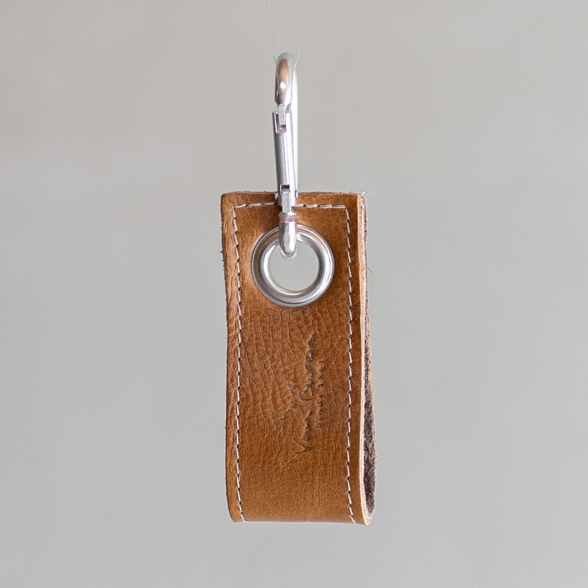 Porte-clés en cuir cognac, vu de face avec mousqueton et anneau