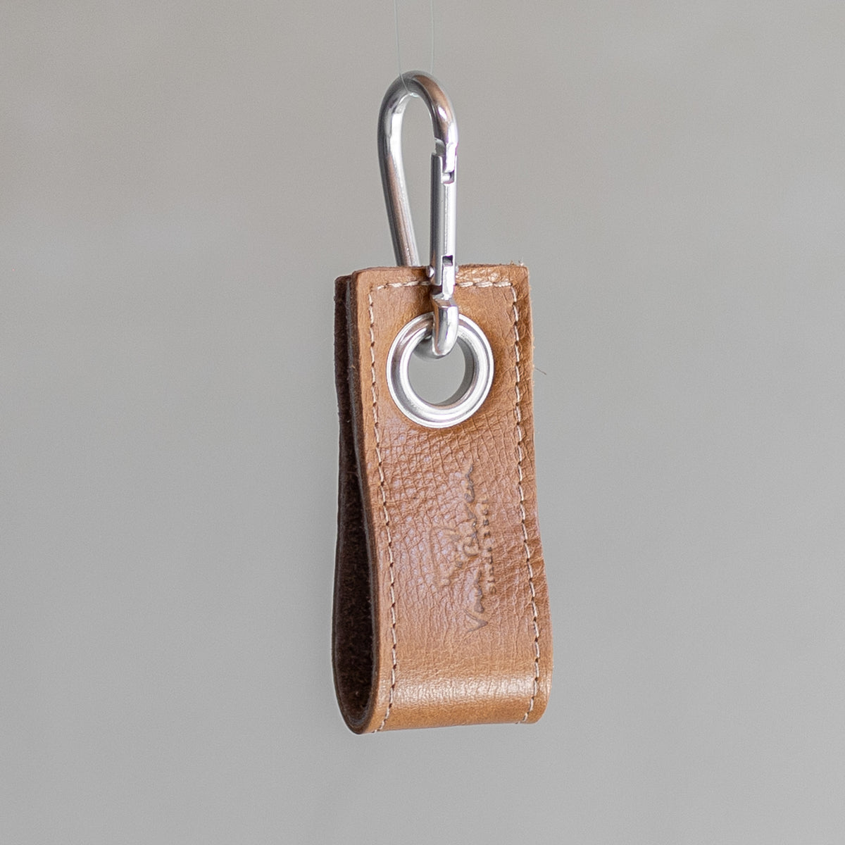 Porte-clés en cuir cognac, vu de profil