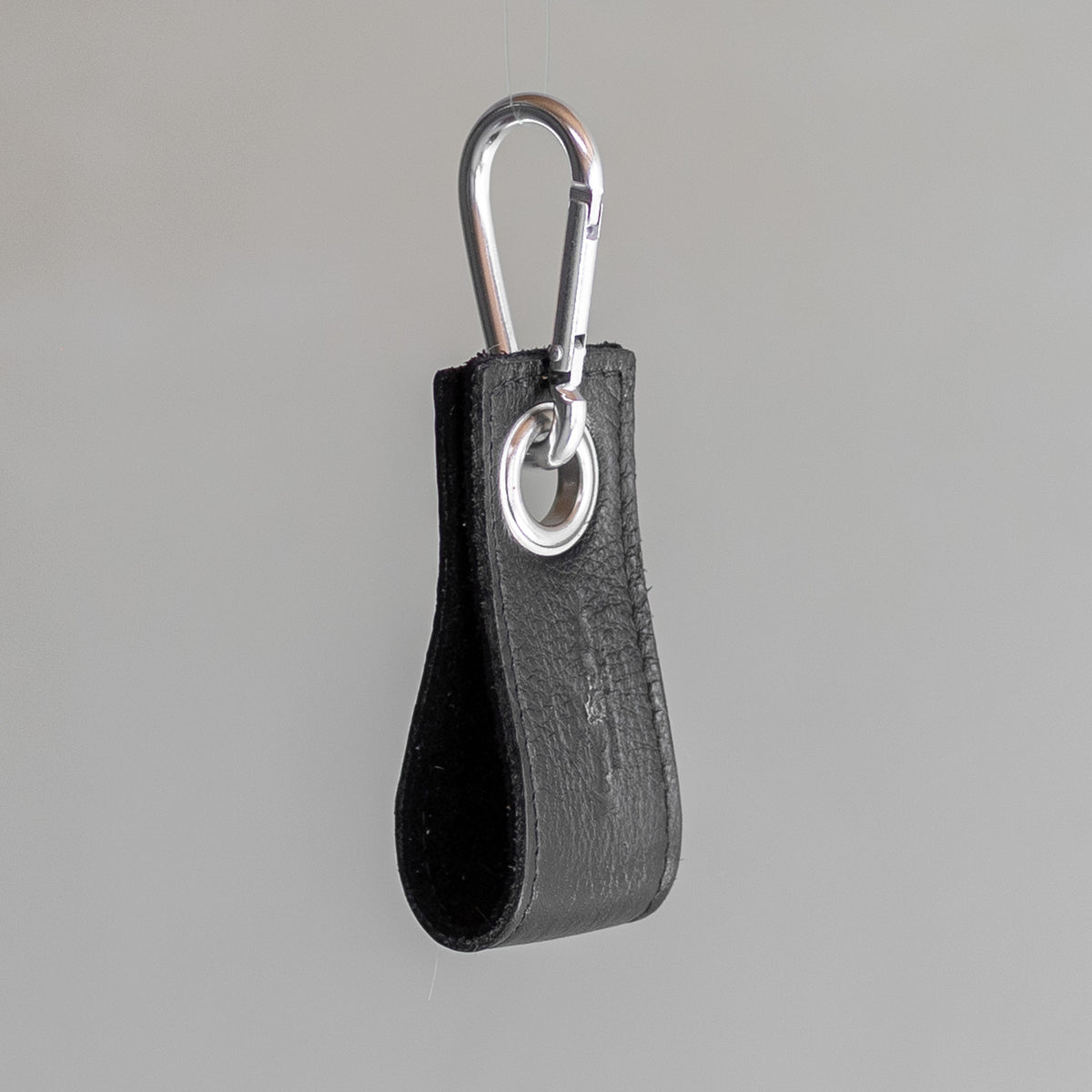 Porte-clés en cuir noir, vu de profil