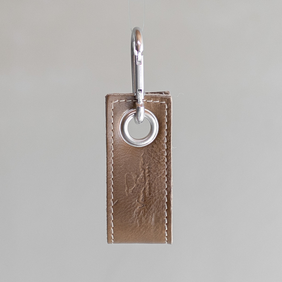 Porte-clés en cuir sable, vu de face avec mousqueton et anneau