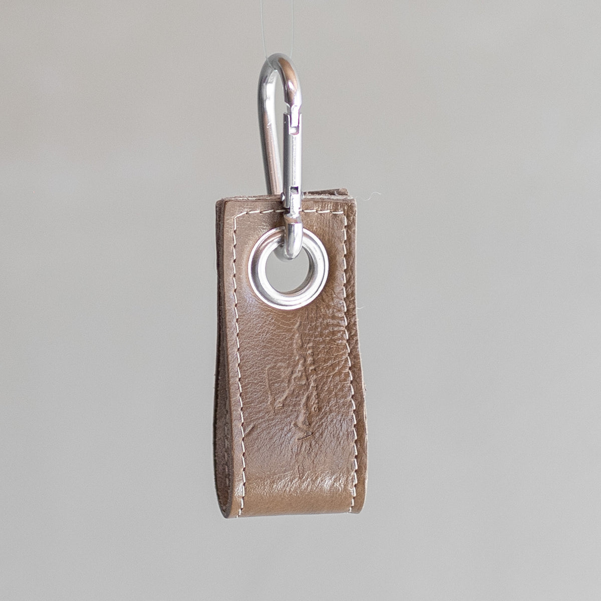 Porte-clés en cuir sable, vu de profil