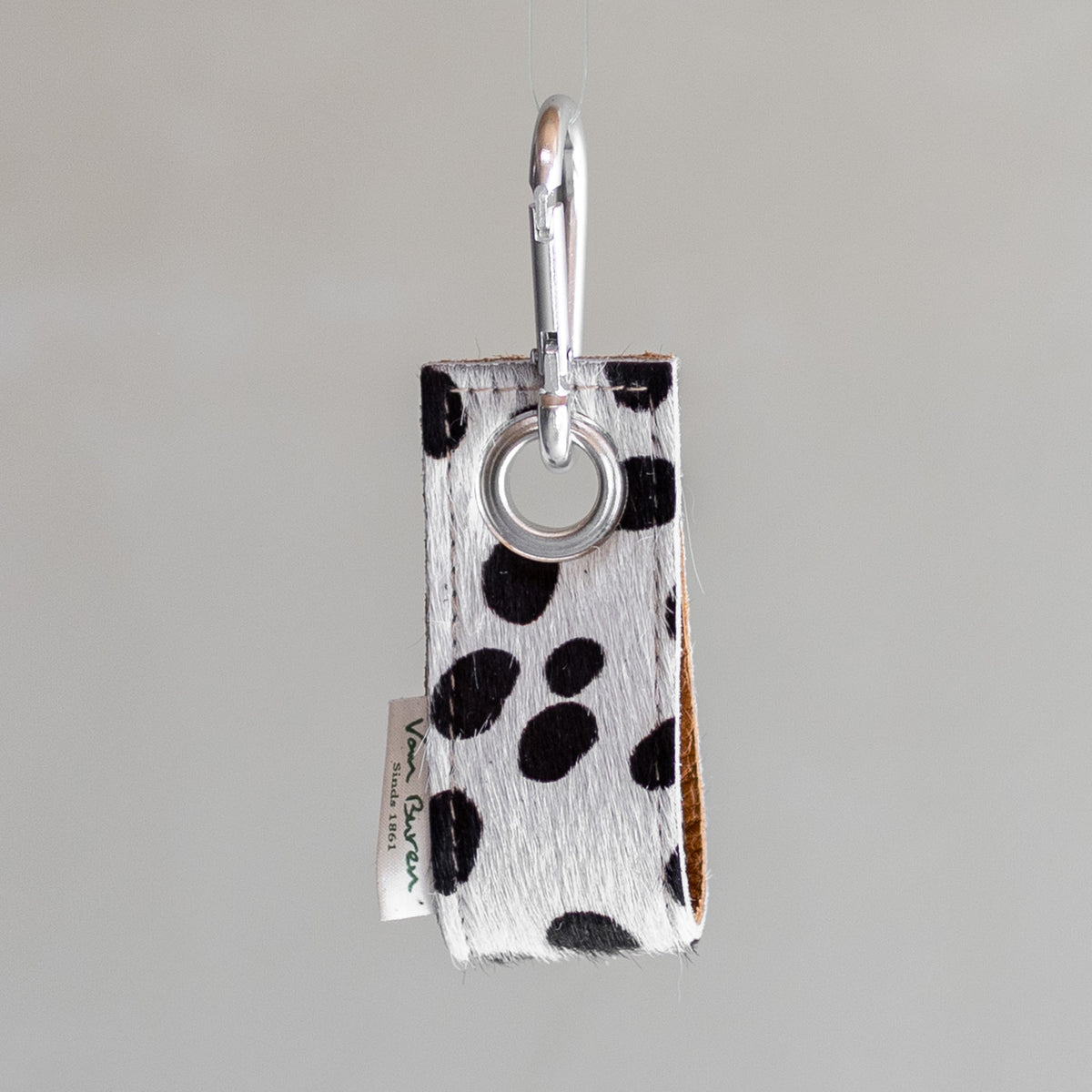Porte-clés en peau de vache dalmatien, vu de face avec mousqueton et anneau