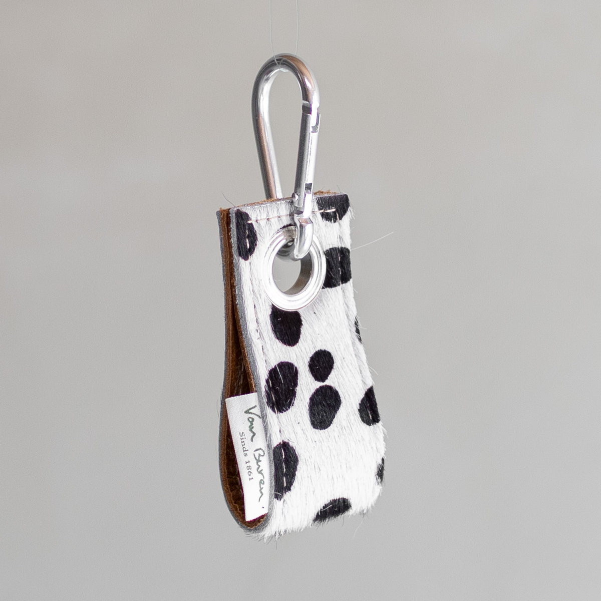 Porte-clés en peau de vache dalmatien, vu de profil