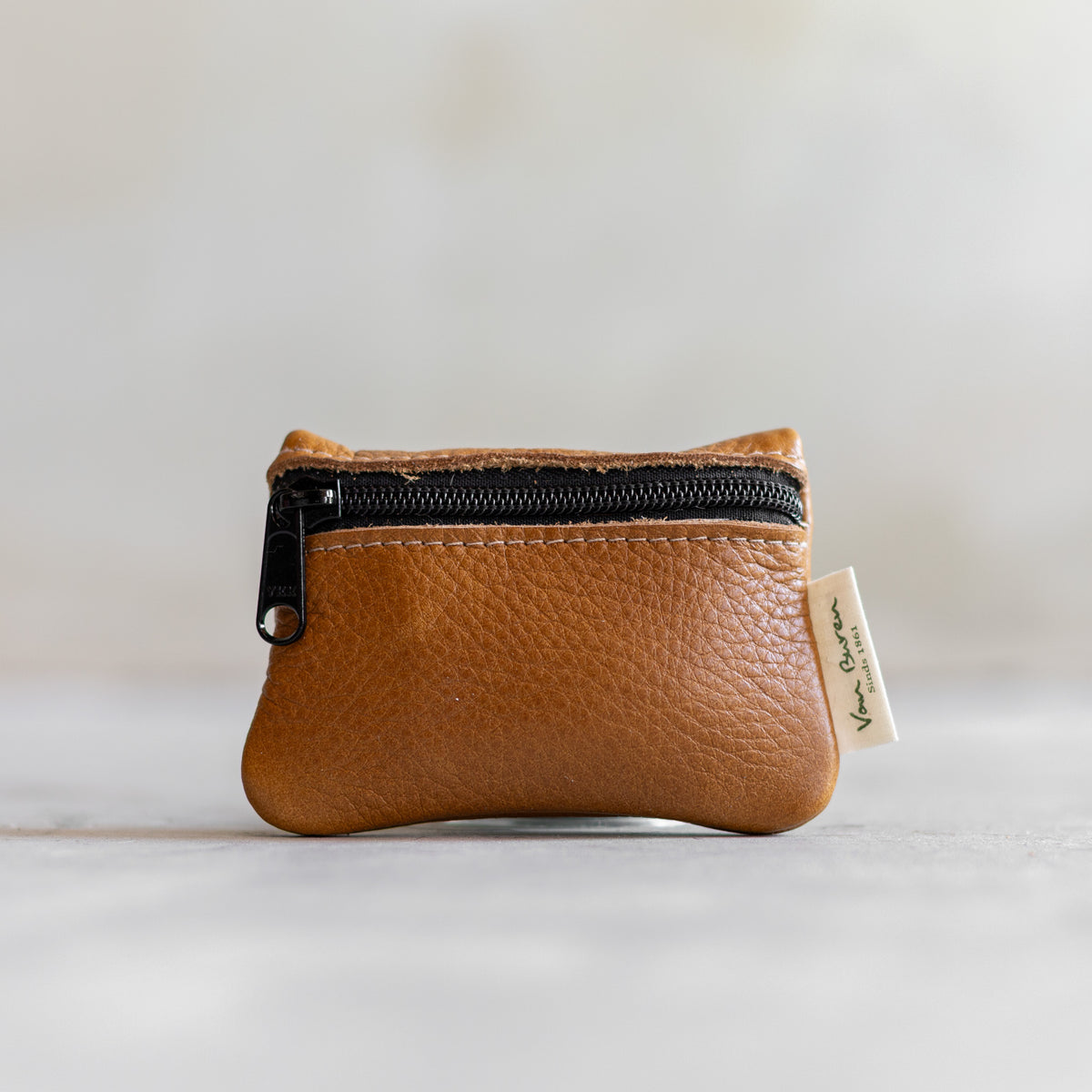 Porte-monnaie zippé en cuir cognac, vu de face, fermeture éclair