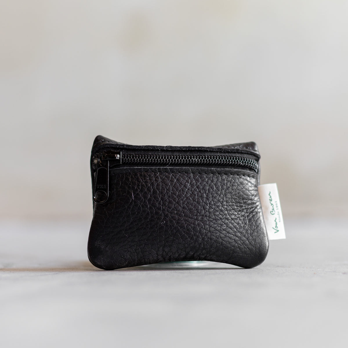 Porte-monnaie zippé en cuir noir, vu de face, fermeture éclair