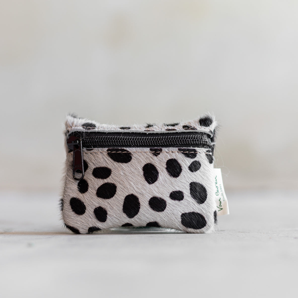 Porte-monnaie zippé en peau de vache dalmatien, vu de face, fermeture éclair